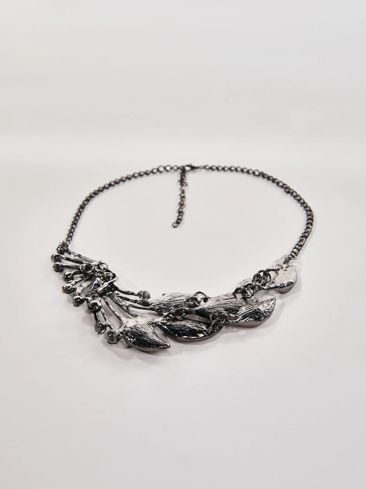 Naelin Peacock Tail Necklace In Grey - Image 2
