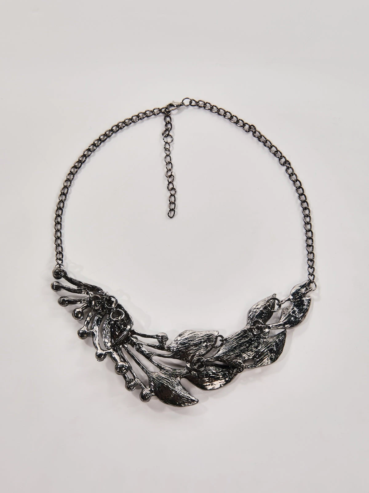 Naelin Peacock Tail Necklace In Grey - Image 3