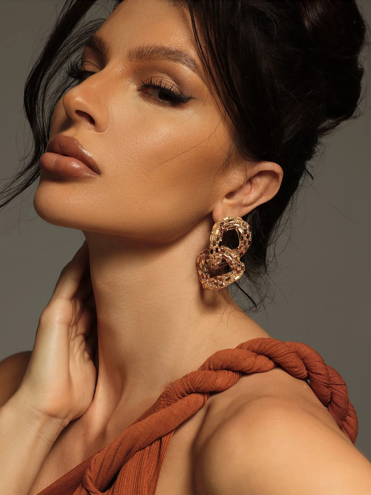 Tyora Circle Crystal Earrings - Image 4