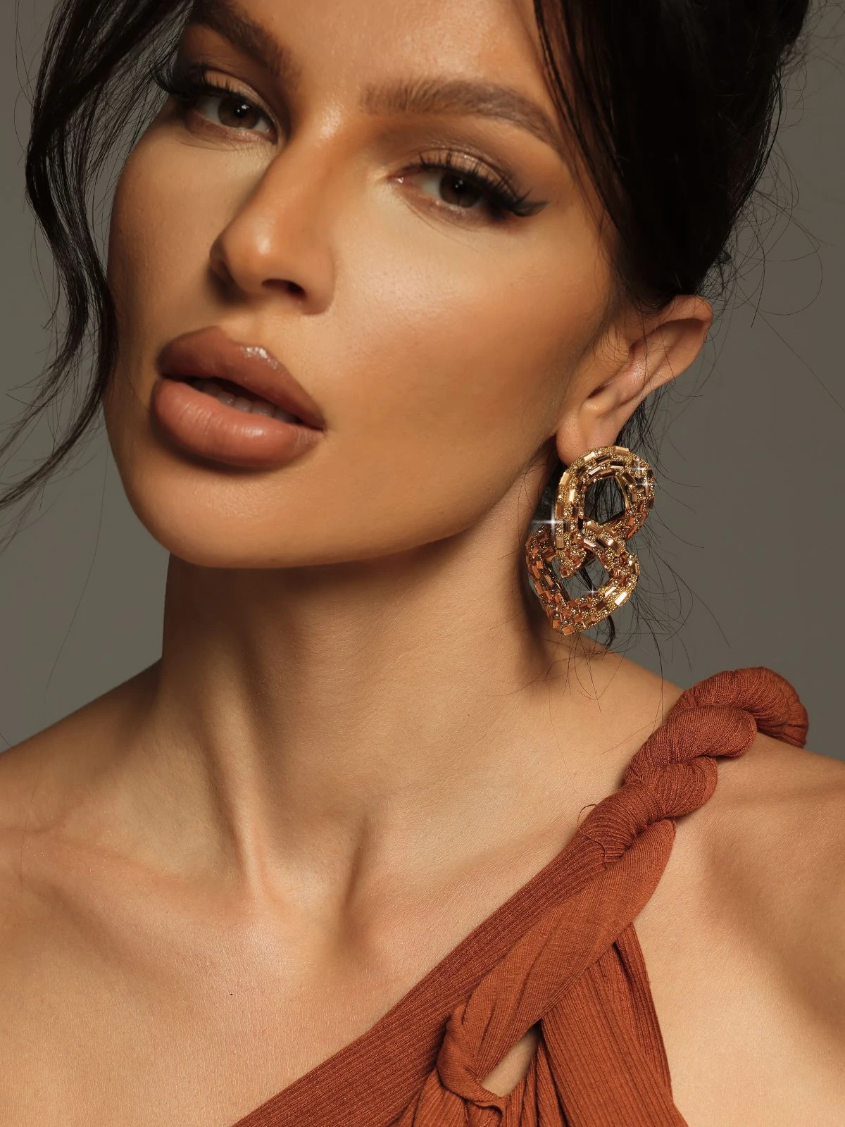 Tyora Circle Crystal Earrings - Image 5